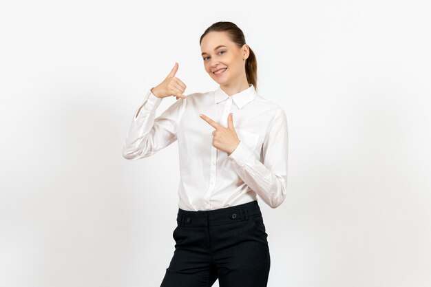 impiegato femminile in elegante camicetta bianca con volto sorridente su bianco