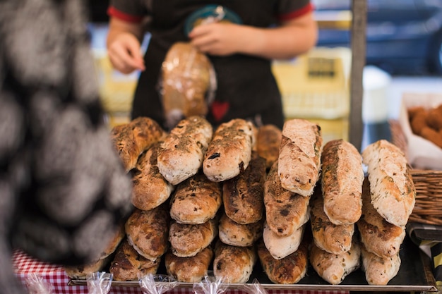 Impilati di pane nel negozio del fornaio