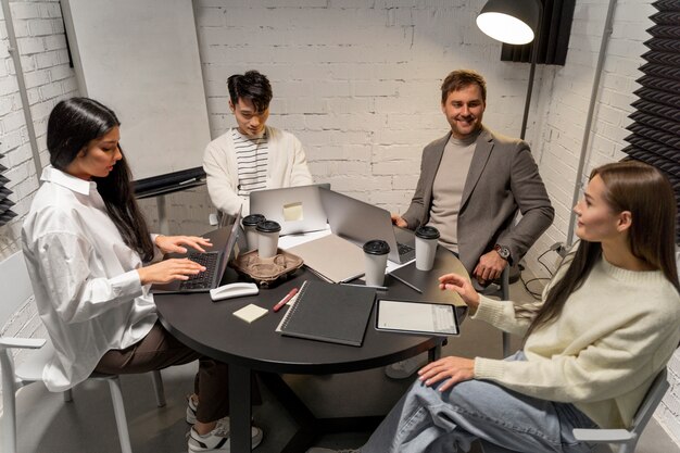 Imprenditore al lavoro sulla propria strategia