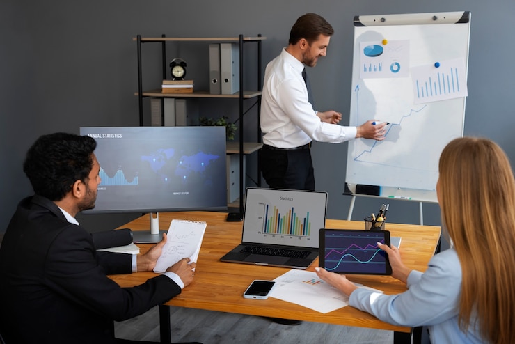 Foto gratuito imprenditore che guarda i grafici finanziari