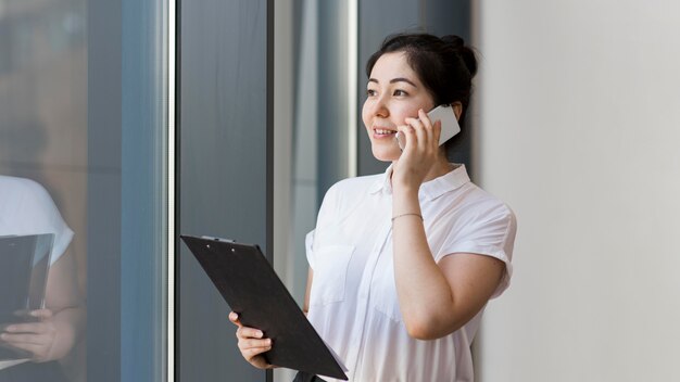 Imprenditore di smiley parlando al telefono