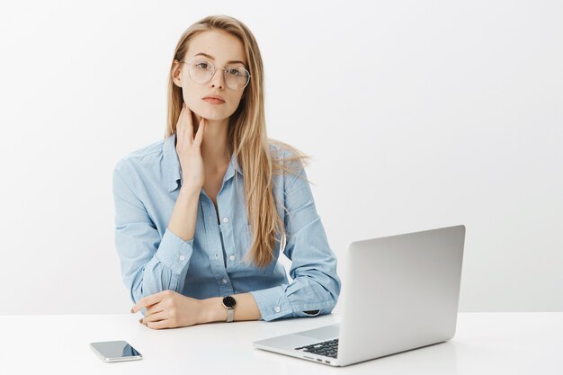 Imprenditore femminile di successo in camicia di colletto blu