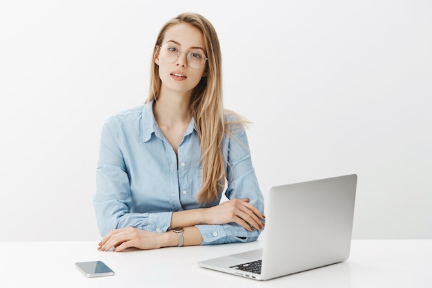 Imprenditore femminile di successo in camicia di colletto blu