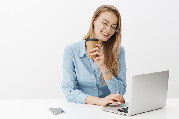 Imprenditore femminile di successo in camicia di colletto blu