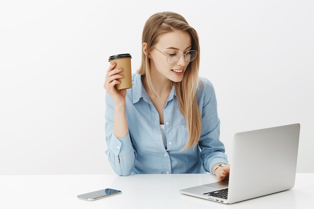 Imprenditore femminile di successo in camicia di colletto blu