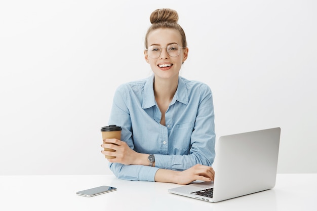 Imprenditore femminile di successo in camicia di colletto blu