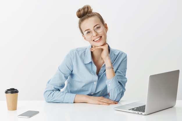 Imprenditore femminile di successo in camicia di colletto blu