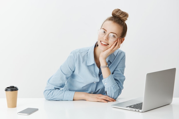 Imprenditore femminile di successo in camicia di colletto blu