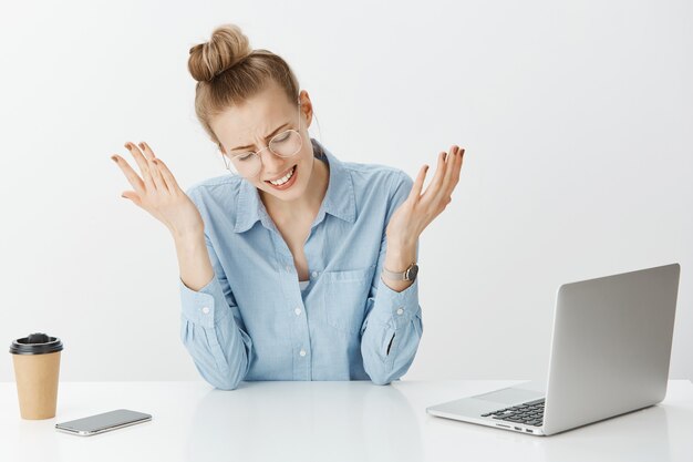 Imprenditore femminile di successo in camicia di colletto blu