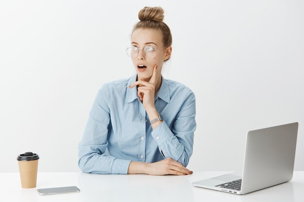 Imprenditore femminile di successo in camicia di colletto blu