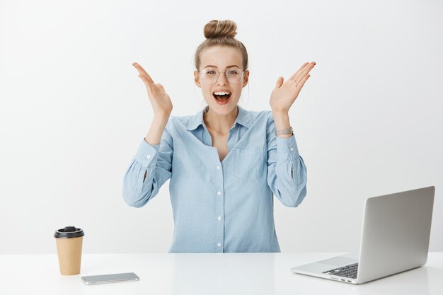 Imprenditore femminile di successo in camicia di colletto blu