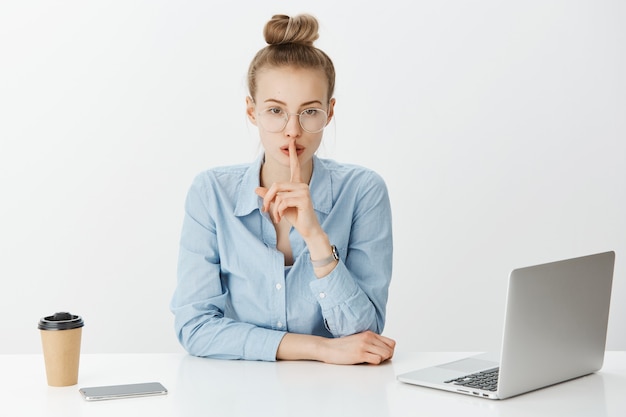 Imprenditore femminile di successo in camicia di colletto blu