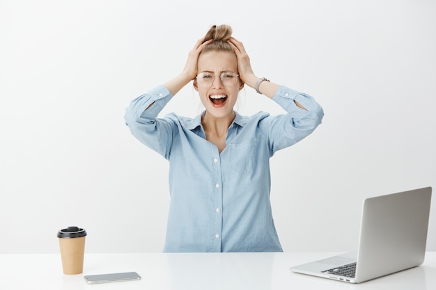 Imprenditore femminile di successo in camicia di colletto blu