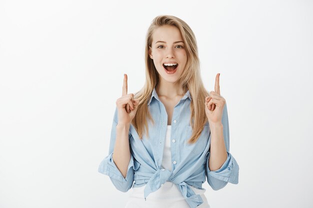 Imprenditore femminile di successo in camicia di colletto blu