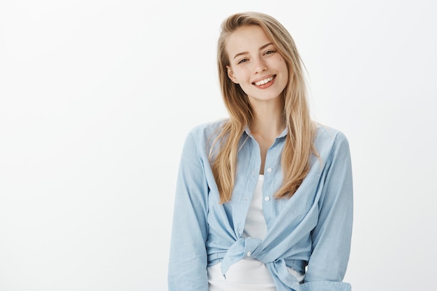 Imprenditore femminile di successo in camicia di colletto blu
