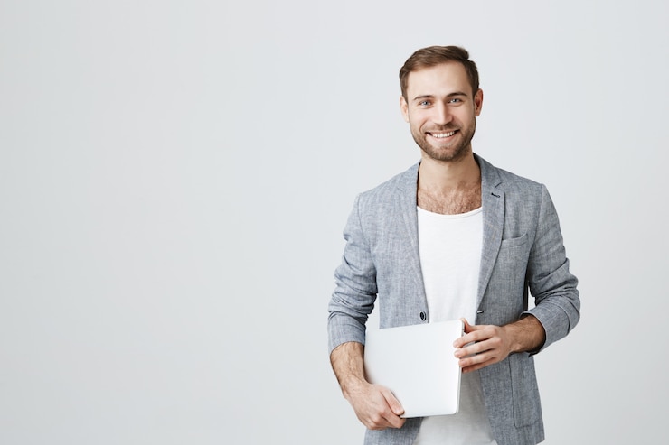 Foto gratuito imprenditore maschio alla moda bello con il computer portatile