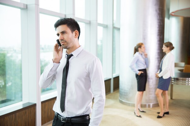 Imprenditore, parlando al telefono in ufficio