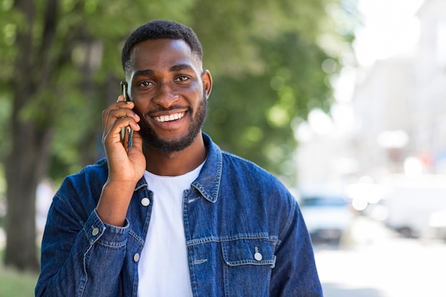 Imprenditore parlando al telefono