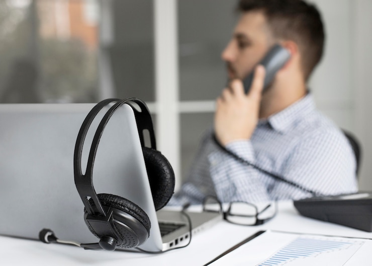 Foto gratuito imprenditore parlando al telefono