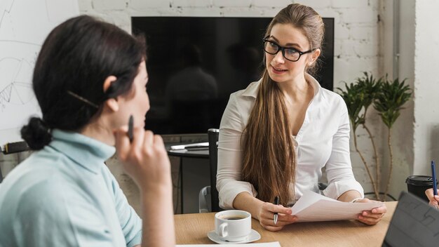 Imprenditori professionisti che discutono la strategia aziendale durante una riunione