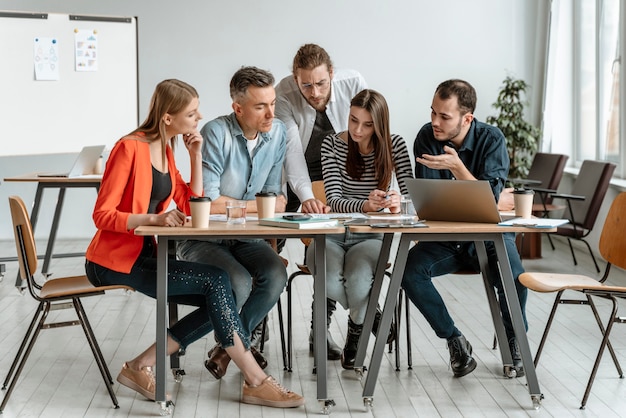 Imprenditori riuniti in ufficio a lavorare insieme