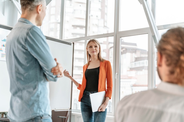 Imprenditori riuniti in ufficio a lavorare insieme