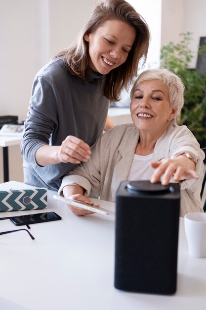 Imprenditrice che lavora con l'assistente digitale