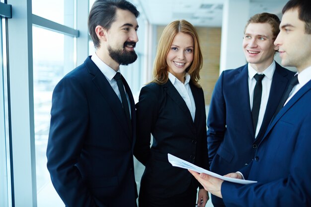 Imprenditrice felice circondato da compagni di lavoro