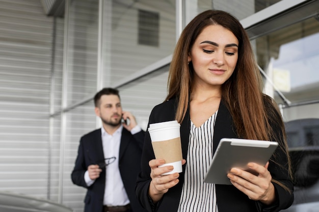 Imprenditrice godendo la giornata in ufficio