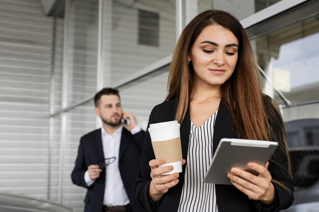 Imprenditrice godendo la giornata in ufficio