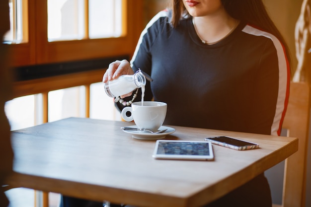 Imprenditrice in un caffè