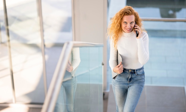 Imprenditrice parlando al telefono ad alta vista