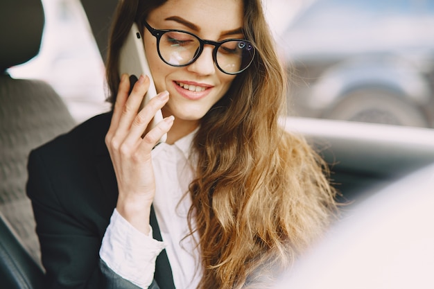 Imprenditrice seduto all'interno di un'auto