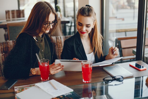 Imprenditrici seduti in un caffè