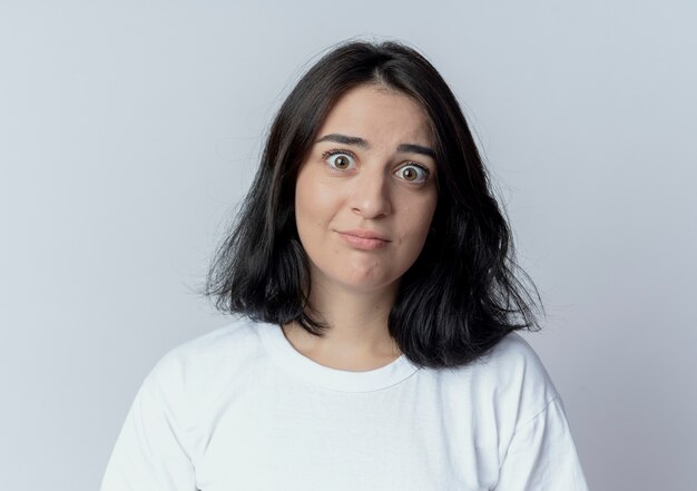 Impressionato giovane ragazza piuttosto caucasica guardando la telecamera isolata su sfondo bianco