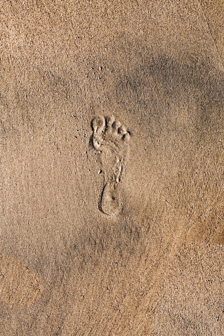 Foto gratuito impronta del piede sulla spiaggia