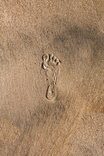 Impronta del piede sulla spiaggia