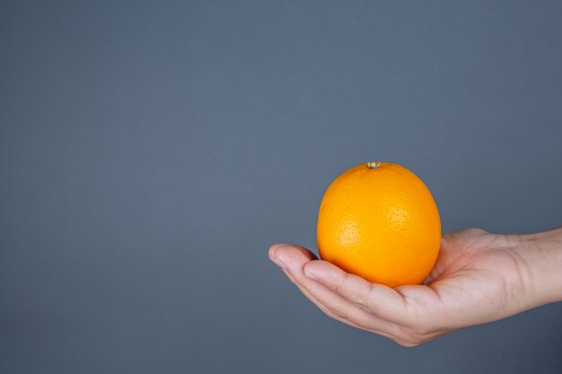 Impugnatura arancione su sfondo grigio.