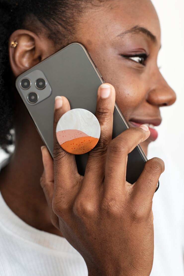Foto gratuito impugnatura rotonda del telefono dietro il cellulare con la donna afroamericana che parla al telefono