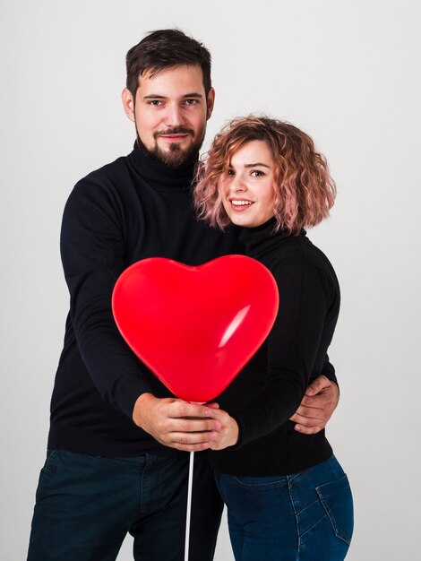 In posa coppia con palloncino per San Valentino