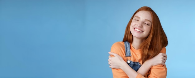 In primo piano sognante felice sorridente rossa occhi chiusi fantasticando appuntamento romantico sorridente denti bianchi