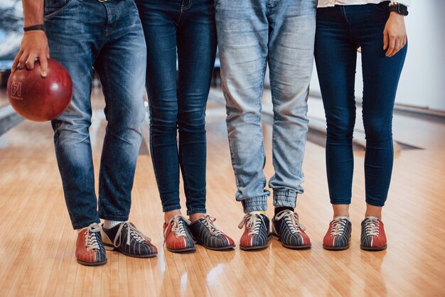 In scarpe speciali. Vista ritagliata di persone al bowling pronte a divertirsi