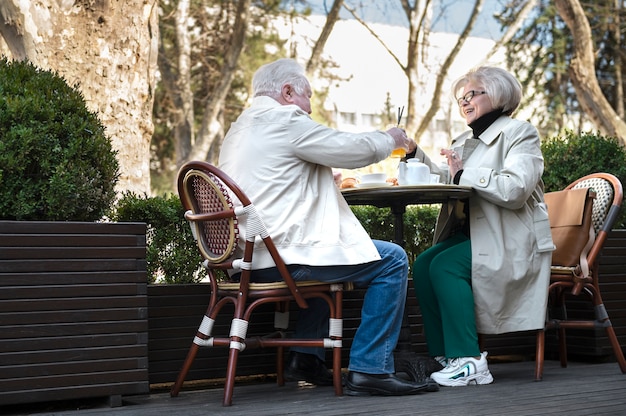 Incontri con persone anziane sorridenti a tutto campo