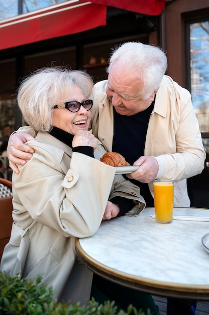 Incontri con persone anziane sorridenti di scatto medio