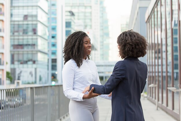 Incontro casuale degli amici femminili anziani felici