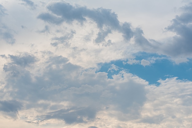 Incredibile bel cielo con nuvole