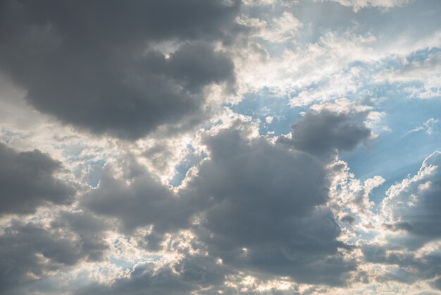 Incredibile bel cielo con nuvole