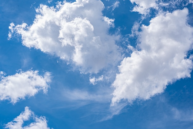 Incredibile bel cielo con nuvole