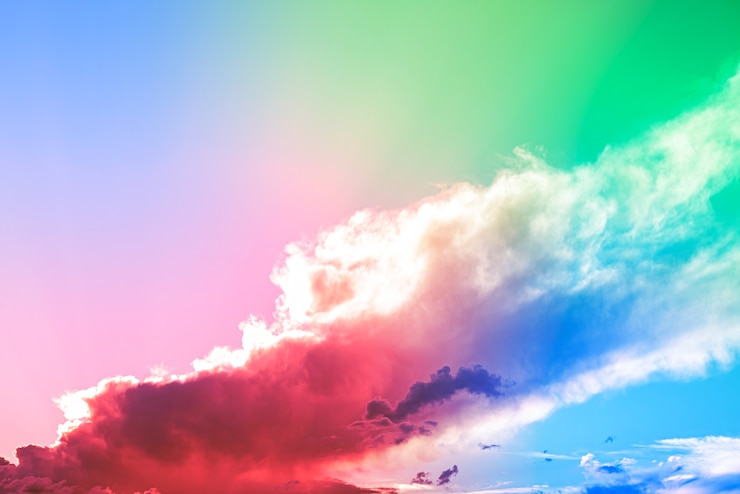 Foto gratuito incredibile bellissimo cielo artistico con nuvole colorate