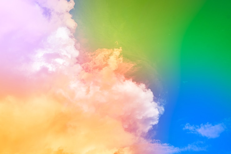 Foto gratuito incredibile bellissimo cielo artistico con nuvole colorate